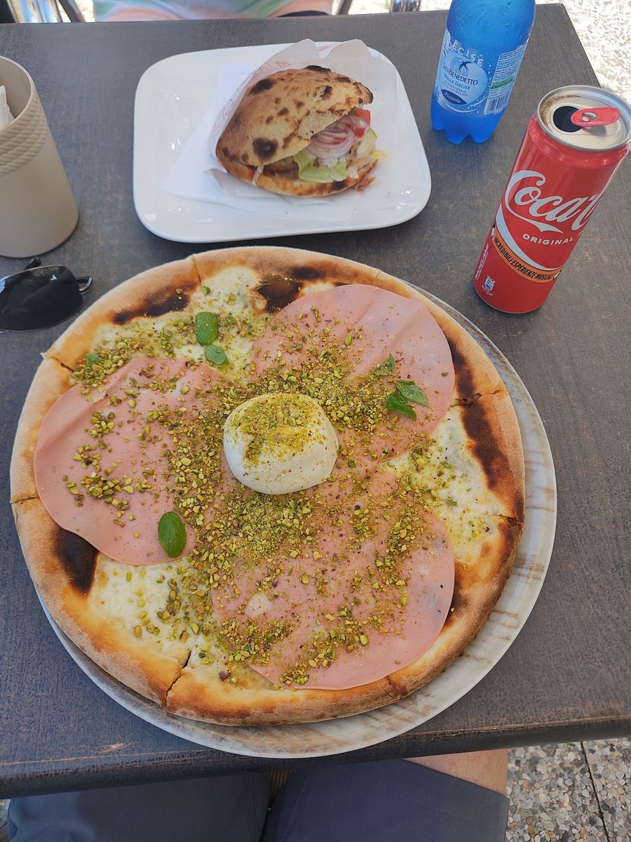Pizza con mortadella, burrata al centro e granella di pistacchio.